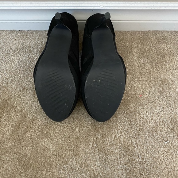 Size 8 black heels with mesh sides - Picture 3 of 3